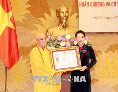 Truy tặng, trao tặng Huân chương và Cờ thi đua cho tập thể, cá nhân có nhiều đóng góp cho Quốc hội 